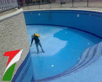 خطوات عزل حمامات السباحة من الداخل بمواد اسمنتية قبل البلاط