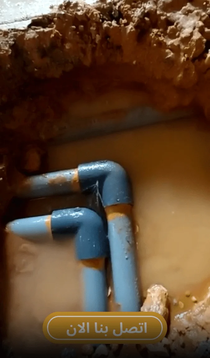 فني متخصص يقوم بعملية كشف تسربات المياه باستخدام أجهزة حديثة