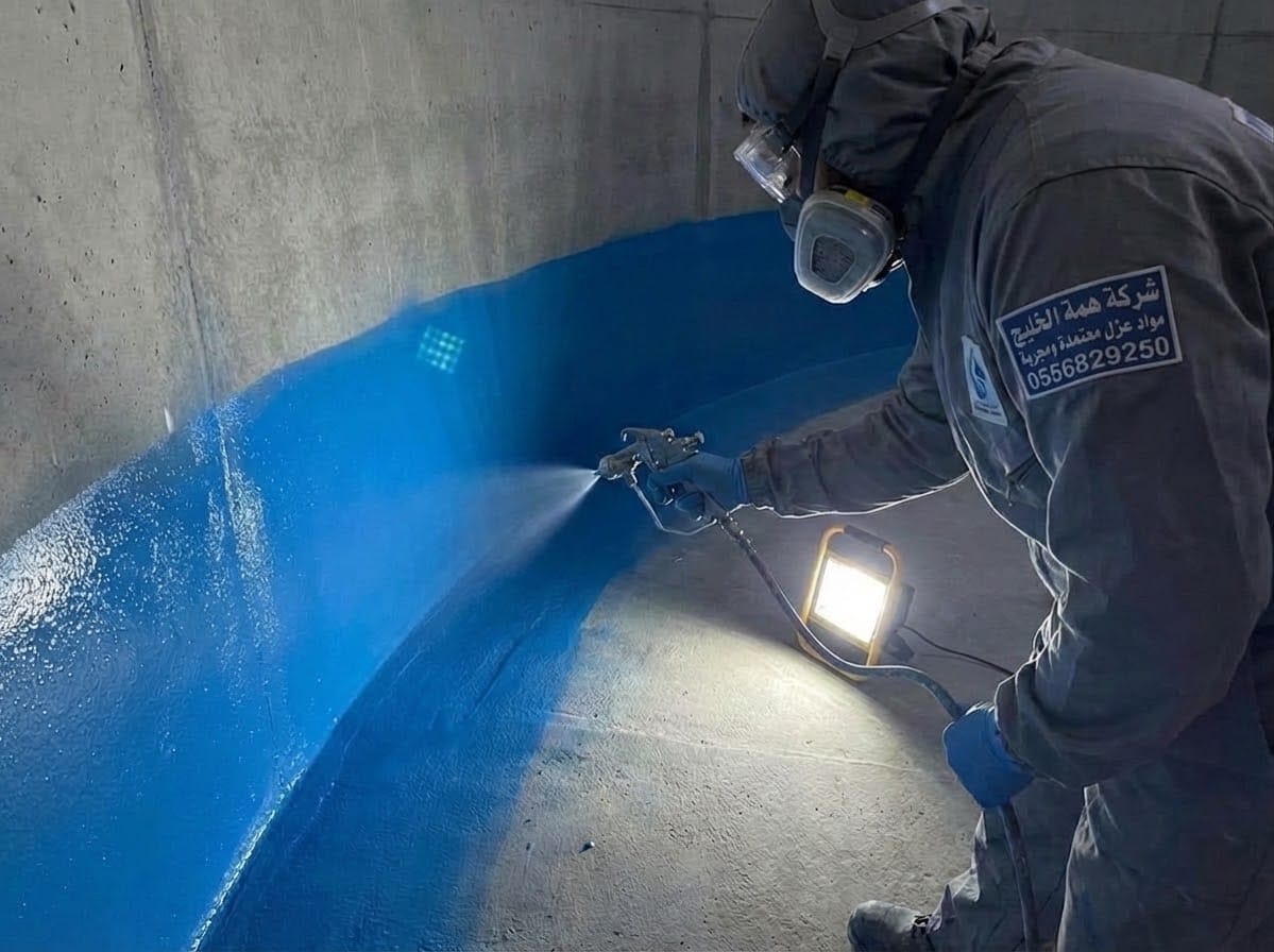 تنفيذ عزل ايبوكسي صحي لخزانات المياه في حي الصحافة لسد الشقوق ومنع تسرب المياه الجوفية
