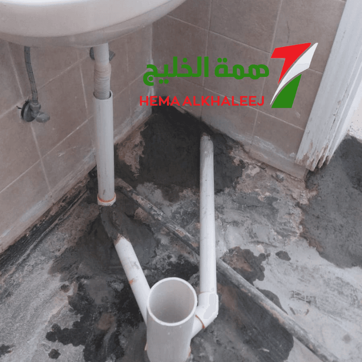 مواسير صرف مكشوفة داخل حمام أثناء أعمال السباكة
